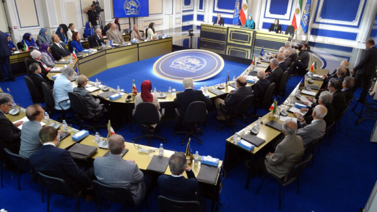 وكالة الأنباء الإسبانية:المقاومة الإيرانية تعلن تشكيل حكومة مؤقتة للانتقال إلى الديمقراطية سلطت وكالة الأنباء الإسبانية إفي (EFE) ومجلة نيوزويك الرومانية الضوء