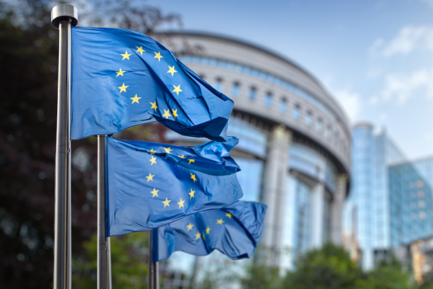 معضلة التوازن الأوروبي تجاه إيران بين استراتيجية الاحتواء ومطالب التحول الديمقراطي بقلم : د. سامي خاطر تشهد أروقة صنع القرار في بروكسل نقاشاً متزايداً حول جدوى السياسة الأوروبية المتبعة تجاه طهران في ظل تسارع وتيرة التطورات الداخلية في إيران وتداخلها مع الأزمات الإقليمية،