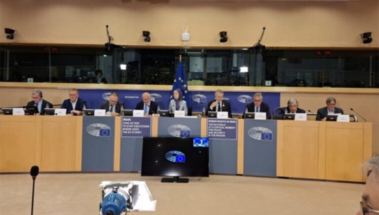 سكاي نيوز عربية: إعدامات إيران تثير غضبا دوليا سكاي نيوز عربية دعا البرلمان الأوروبي إلى اتخاذ موقف أكثر حزما ووضوحا تجاه ملف حقوق الإنسان في إيران، وفي مقدمته وقف الإعدامات بشكل فوري