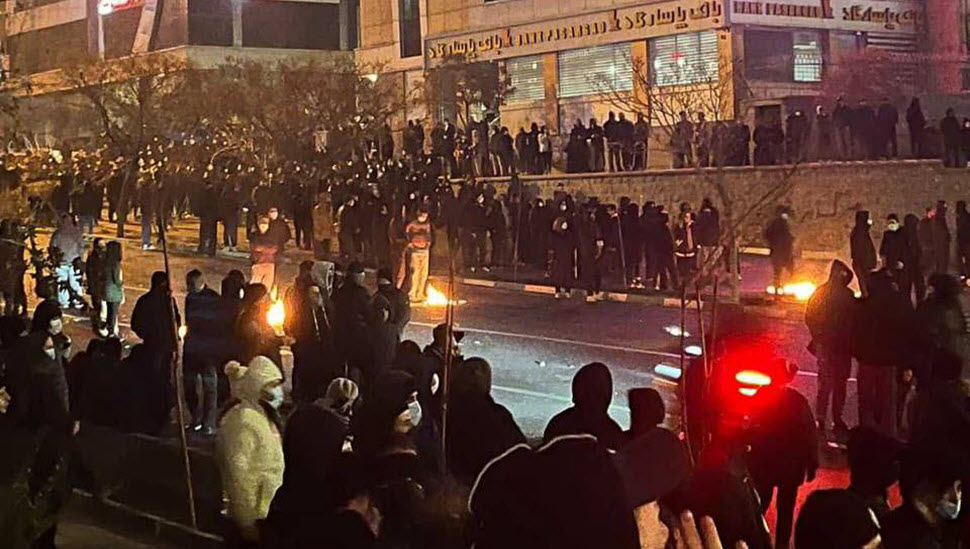 استراتيجية الاستنزاف ومأزق التغيير.. قراءةٌ في تقاطعات المشهد الإيراني تشهد السياسة الإقليمية والدولية تحولاً في المقاربات المتعلقة بالملف الإيراني؛ حيث بات السؤال لا يتمحور حول "ماذا يريد النظام؟" فحسب بل "كيف يفكك النظام أزماته البنيوية؟"..