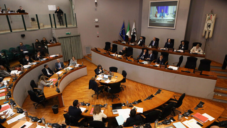 وكالة أنسا الإيطالية: مريم رجوي تؤكد أن الحل الوحيد لإيران هو التغيير على يد الشعب ذكرت وكالة الأنباء الإيطالية «أنسا» في تقرير لها أن مريم رجوي، الرئيسة المنتخبة للمجلس الوطني للمقاومة الإيرانية