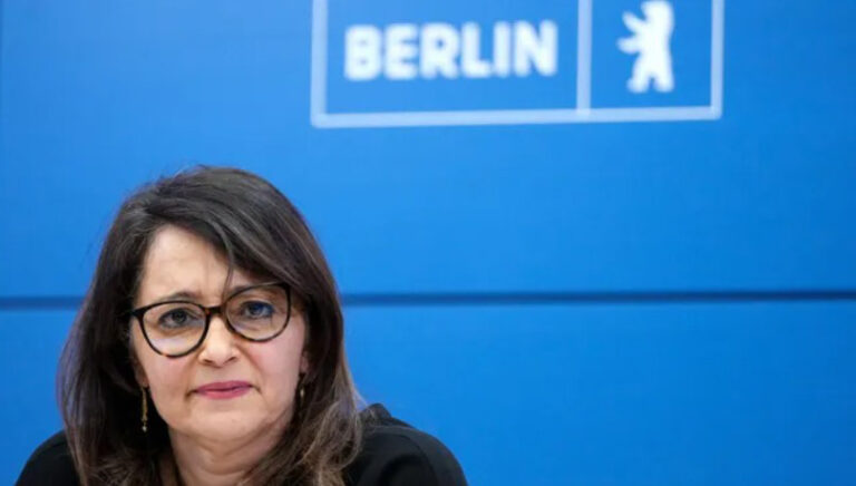 السيناتورة فلورا بادنبرغ: عائلة بهلوي تمثل نظامًا استبداديًا أفادت القناة الألمانية الثانية (ZDF) في نشرتها الإخبارية المسائية ليوم الأربعاء، بأن زيارة رضا بهلوي إلى ألمانيا قوبلت برفض سياسي واسع ومقاطعة رسمية