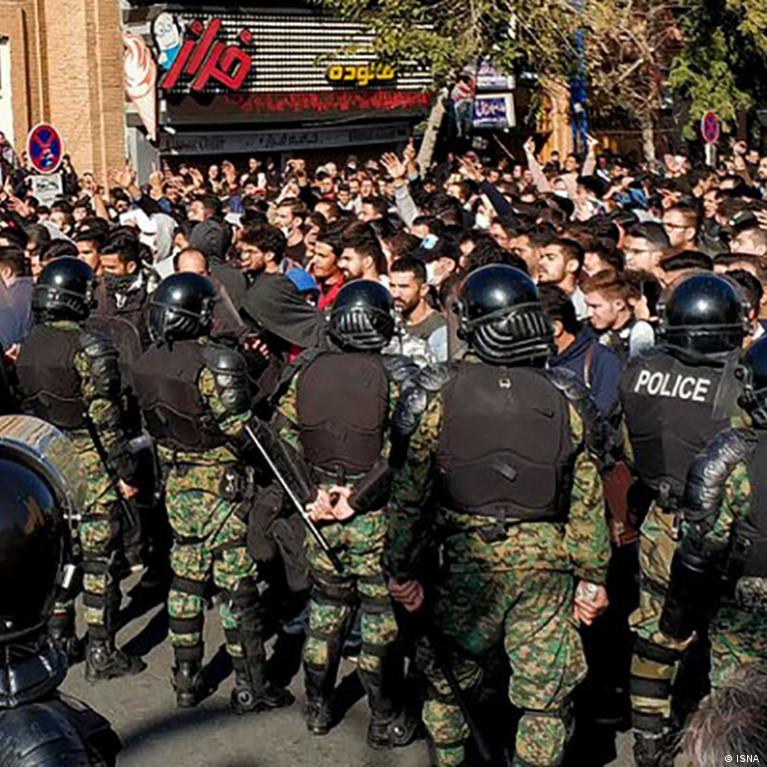 النظام الإيراني يلجأ إلى موجة هستيرية من الاعتقالات والإعدامات المتتالية أسماء ١٢ معتقلاً آخر في ظل ذعره من السقوط وفي صراعه من أجل البقاء، النظام الإيراني يلجأ إلى موجة هستيرية من الاعتقالات والإعدامات المتتالية