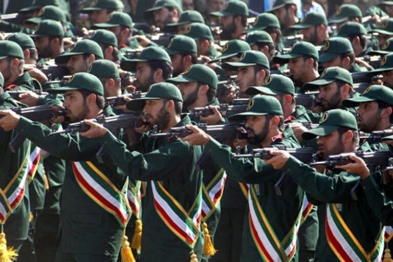 تحول النظام الإيراني إلى الحكم العسكري يفضح هشاشته العميقة في ظل التداعيات الكارثية لسياساته المدمرة والحروب التي أشعلها، يُظهر النظام الإيراني