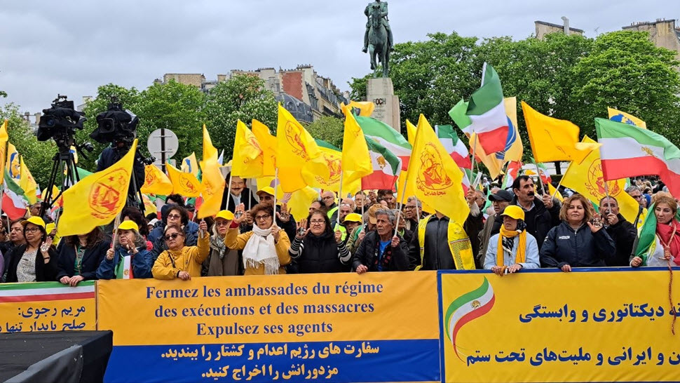 إي يو ريبورتر: على أوروبا رفض البدائل الزائفة في إيران نشر موقع إي يو ريبورتر مقالاً تحليلياً للسياسي الأوروبي المخضرم أليخو فيدال كوادراس، أكد فيه أن تبني سياسة صحيحة تجاه إيرا