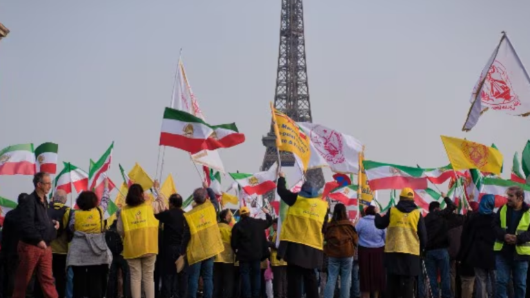 نيوزماكس: استراتيجية الخروج الأمريكية موجودة بالفعل داخل إيران والمقاومة هي الحل نشر موقع نيوزماكس مقالاً تحليلياً للعقيد الأمريكي المتقاعد ويس مارتن،