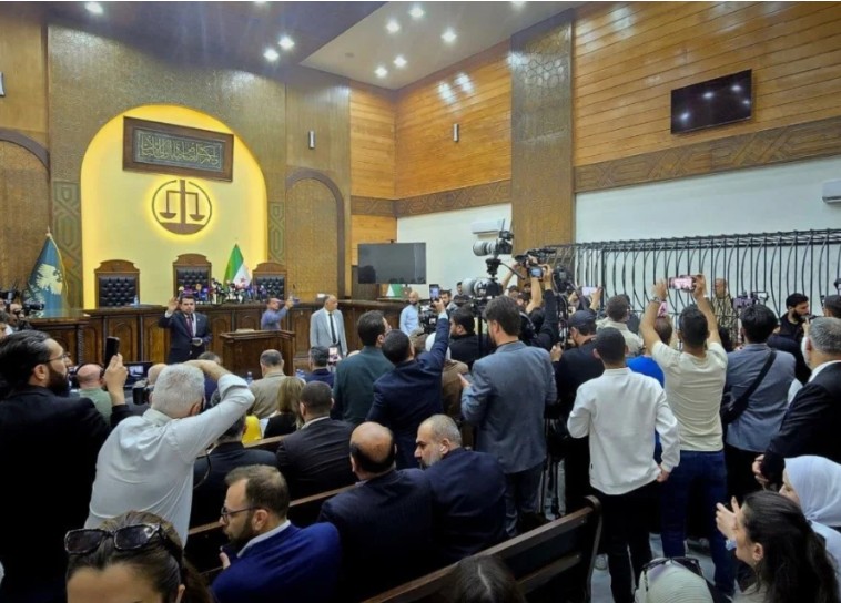 دمشق تشهد محاكمة غير مسبوقة لمسؤول أمني سابق عاطف نجیب وسط شهادات مؤثرة ومطالبات بالقصاص في تطور يُعد من أبرز محطات المرحلة السياسية الجديدة في سوريا،