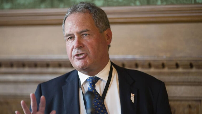 رئيس لجنة بريطانية يرحب بقرب تصنيف حرس النظام الإيراني منظمة إرهابية في رسالة حصرية وجهها إلى قناة سيماي آزادي، أعلن بوب بلاكمان، عضو البرلمان البريطاني ورئيس اللجنة