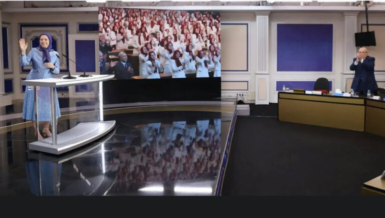 مؤتمر إلى الأمام نحو جمهورية ديمقراطية: جولياني يهاجم ديكتاتوريتي الشاه و الملالي ويؤكد أن مريم رجوي هي الضمانة الوحيدة لمستقبل إيران في مقر المجلس الوطني للمقاومة الإيرانية