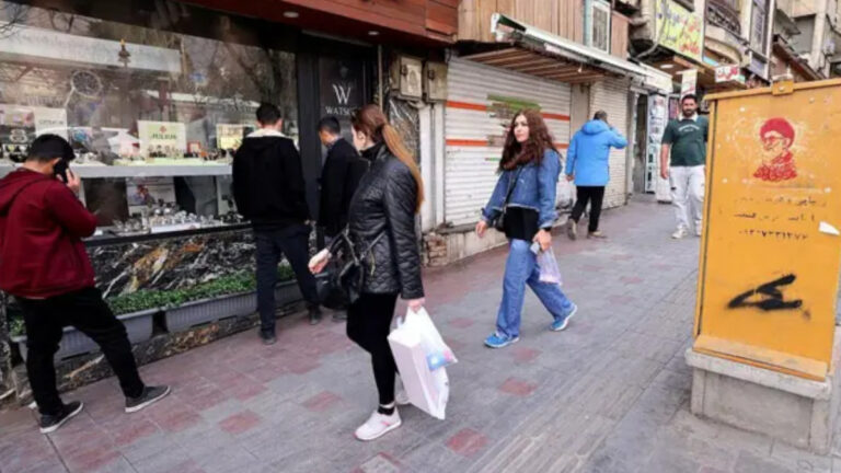 الاقتصاد تحت أنقاض الحرب: انهيار هيكلي ومأزق معيشي يطحن الإيرانيين لم تكن الحرب الأخيرة بين الولايات المتحدة وإسرائيل من جهة، والنظام الإيراني من جهة أخرى، مجرد مواجهة عسكرية تقليدية؛ بل شكّلت