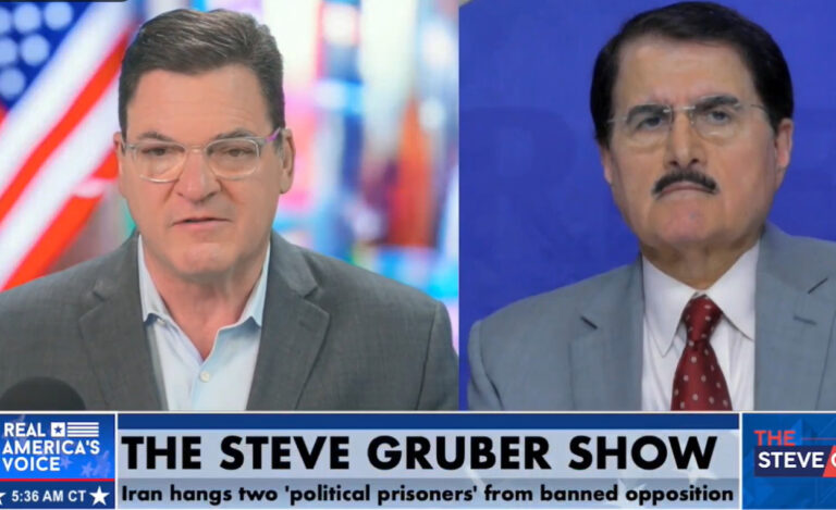 شبكة RAV الأمريكية: النظام الإيراني يعدم المعارضين ويسلح الأطفال رعباً من انتفاضة الداخل نشرت شبكة ريل أميركان فويس (RAV) مقابلة هامة مع السيد علي صفوي، عضو لجنة الشؤون الخارجية