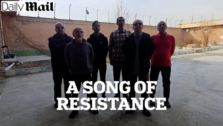 صحيفة ديلي ميل: عرش الطاغية سيتحطم.. نخب إيران تصدح بأهزوجة التحدي قبل الصعود للمشانق شجاعة أسطورية في وجه الموت نشرت صحيفة ديلي ميل البريطانية تقريراً مروعاً