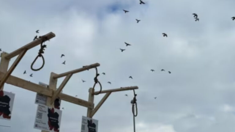 الإعدامات تفضح رعب نظام هش من شعب منتفض في استمرار وحشي لمسلسل سفك الدماء اليومي ضد المعارضين، حصدت آلة القتل التابعة لـ النظام الإيراني أرواح سجينين سياسيين