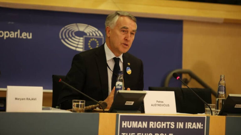 نائب في البرلمان الأوروبي يطالب بالاعتراف بالمقاومة الإيرانية وينتقد بشدة تلميع صورة ابن الشاه خلال مؤتمر عُقد في البرلمان الأوروبي بالعاصمة بروكسل في 22 أبريل