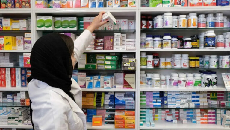 وصفة الموت البطيء.. سياسات النظام الإيراني تحرم ملايين المرضى من الدواء لم تعد أزمة نقص الأدوية وارتفاع أسعارها في إيران مجرد مشكلة اقتصادية عابرة، بل تحولت بسرعة مرعبة إلى كارثة إنسانية وصحية شاملة