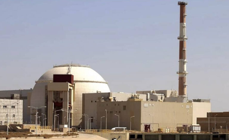 الابتزاز النووي والإرهاب الداخلي: النظام الإيراني يتخبط في أزمات السقوط يواجه النظام الإيراني أزمة وجودية صنعها بنفسه، حيث لجأ إلى سياسة تصعيد مزدوجة وخطيرة تعتمد على الابتزاز النووي