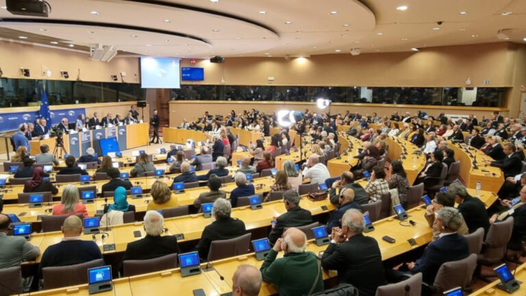 مؤتمر البرلمان الأوروبي لدعم إيران حرة: تضامن دولي مع المقاومة الإيرانية وإدانة صارمة لجرائم النظام الإيراني شهد مقر البرلمان الأوروبي انعقاد مؤتمر دولي بارز ، جمع نخبة من المشرعين والسياسيين