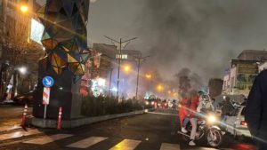 نهاية الحرب.. الضربة القاضية لنظام الملالي في غرف الصدى المعزولة للتلفزيون الحكومي، وعبر الشبكات المفلترة المخصصة للموالين ذوي الامتيازات، يمارس نظام الملالي مسرحية بقاء دقيقة