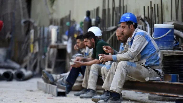 البطالة في إيران: المحرك الصامت للتآكل المجتمعي تبدو البطالة في إيران اليوم أشبه بطابور غير مرئي؛ ملايين الشباب المتعلمين يقفون في حالة انتظار قاتلة، بلا آفاق واقعية للتوظيف، وبلا رؤية واضحة للمستقبل.