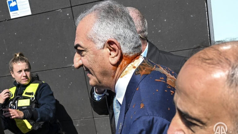 غضب في برلين: لا ترحيب رسمي ولا قبول شعبي لبهلوي على خلفية زيارة ابن الشاه إلى برلين، نشرت وسائل إعلام ألمانية بارزة تقارير عن احتجاجات واسعة للإيرانيين ضده