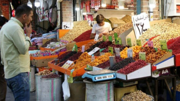 التضخم في إيران: سلة الغذاء تلتهم «85%» من دخل العامل يكشف تقييمٌ حديث لارتفاع أسعار المواد الغذائية في إيران، في ظل الحرب وتصاعد معدلات التضخم، أن تكلفة سلة الغذاء للأسرة تستحوذ حالياً