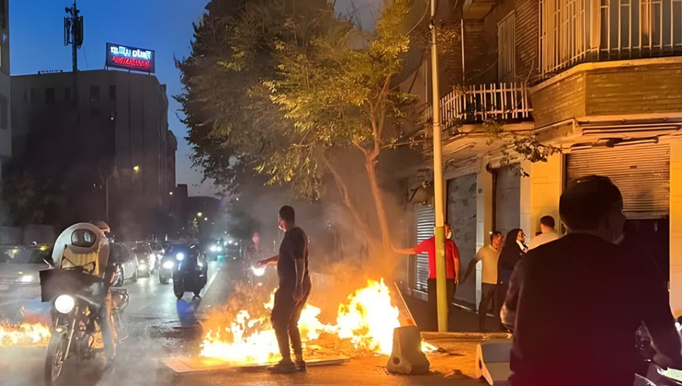 إيران في قلب العاصفة: انعكاسات التآكل الداخلي على استقرار الإقليم عبدالرزاق الزرزور لا يمكن اختزال الصراع الدائر داخل إيران في كونه مجرد مواجهة أمنية محلية بين "وحدات المقاومة" والنظام