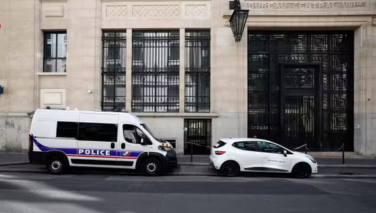 راديو فرانس إنفو: إحباط هجوم إرهابي في باريس يسلط الضوء على مؤامرات النظام الإيراني بث راديو فرانس إنفو تقريراً مفصلاً حول إحباط هجوم إرهابي في العاصمة الفرنسية