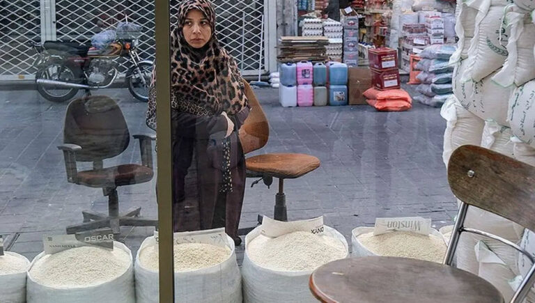 موجة غلاء جديدة تضرب موائد الإيرانيين: ارتفاع جنوني في أسعار السلع الأساسية وزيت الطهي يقفز بنسبة 375% كشفت وسائل الإعلام الحكومية الإيرانية، يوم السبت، الماضي، عن موجة جديدة
