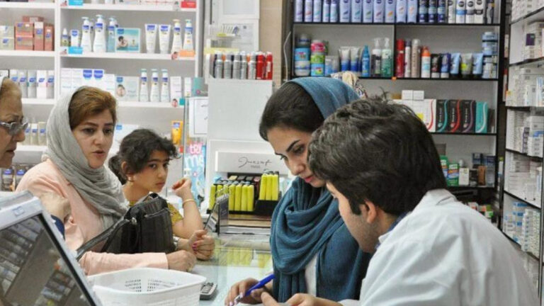الغلاء الفاحش أو الانعدام التام.. إفلاس المنظومة الصحية يضع الإيرانيين أمام خيارات كارثية يشهد سوق توفير الأدوية والمستلزمات الطبية في إيران تقلبات حادة وعميقة، حيث بات ظهور السماسرة في شوارع العاصمة طهران