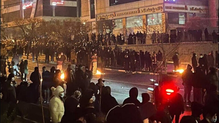 قمع القوميات، تصدع السلطة، والإفلاس.. كيف يختنق النظام في أزماته المفتعلة؟ في الوقت الذي يتخبط فيه النظام الإرهابي في إيران وسط تداعيات ما بعد الحرب، تتصاعد الضغوط الداخلية بشكل متزامن من كل حدب وصوب