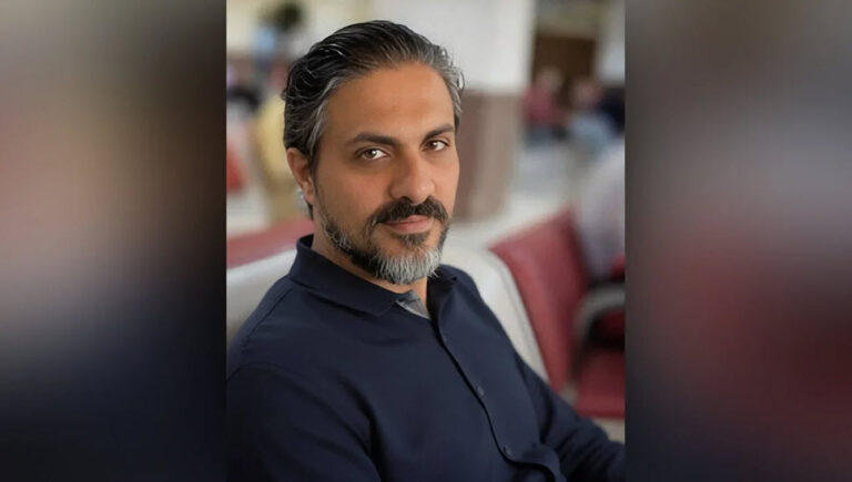 النظام الإيراني يقتل حسام علاء الدين تحت التعذيب لامتلاكه إنترنت فضائي في جريمة مروعة تعكس حالة الذعر والهشاشة التي يعيشها النظام الإيراني، قضى الشاب حسام علاء الدين تحت التعذيب الوحشي في أقبية أجهزة الأمن