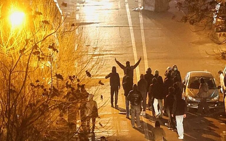 بين شبح الحرب وضغوط الداخل: النظام الإيراني في مأزق استراتيجي إيلاف تضع أزمة مضيق هرمز النظام الإيراني بين ضغط عسكري أميركي متصاعد وأزمات داخلية تهدد قدرته على المناورة بين الحرب والتفاوض. تشهد المواجهة بين الولايات المتحدة وإيران خلال الأسابيع الأخيرة ت