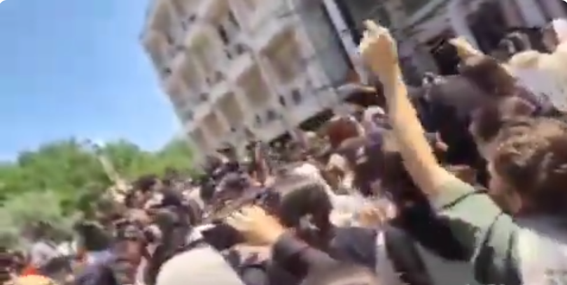 إيران: احتجاجات خبازين في كرمانشاه وطلاب في خرم آباد تشهد شوارع المدن الإيرانية غلياناً مستمراً ينذر بانفجار شعبي وشيك ضد سياسات نظام الولي الفقيه. ففي يوم السبت