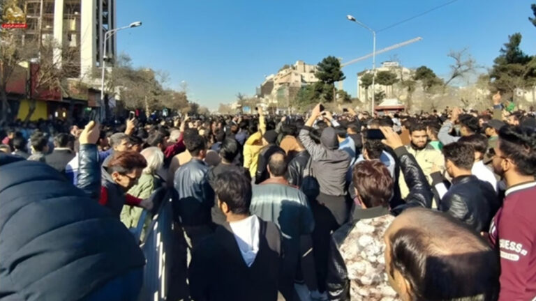 هندسة الإكراه؛ لماذا يفرض نظام الولي الفقیه خيار الكفاح على الشعب الإيراني؟ في فجر رمادي من أواخر مايو 2026، دارت مشانق القضاء التابع للملالي في إيران مجدداً لتخطف حياة شاب آخر هو عباس أكبري فيض آبادي.