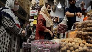 النظام الإيراني يجوّع شعبه: فجوة معيشية مرعبة وحصار رقمي يخنق المواطنين تتصاعد في إيران حدة الأزمة المعيشية لتتحول إلى حالة من التجويع الممنهج الذي ينهش أجساد المواطنين، بينما تنشغل السلطة بتثبيت