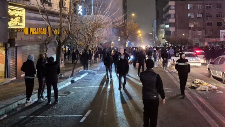 إيران في مفترق المصير: أزمات النظام وآفاق التغيير ودور الشعب والمقاومة في ما يتعلق بالحرب، فإن النظام الإيراني يقف أمام مفترق مصيري حقيقي. فإذا تراجع عن سياساته السابقة، فإنه سيؤدي الى تسريع سقوطه