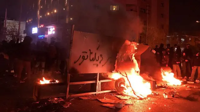 توريث، فقر، ومشانق.. مثلث الرعب الذي يخنق النظام الإيراني لم يعد مستقبل النظام الإيراني يتشكل فقط بفعل الحروب الخارجية أو الضغوط الدولية، بل بات محكوماً بشكل متزايد بالمواجهة المتصاعدة بين النظام ومجتمعه بالذات
