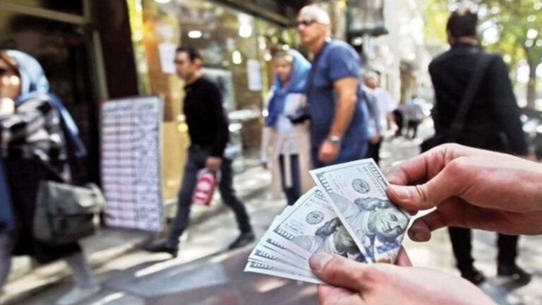إيران: انهيار الريال يكشف عن تفكك اقتصادي أعمق ومخاوف من انفجار اجتماعي دخل سوق الصرف الأجنبي في إيران خلال الأسابيع الأخيرة واحدة من أكثر مراحله تقلباً وغير مسبوقة في تاريخه، حيث اندفع الدولار الأمريكي