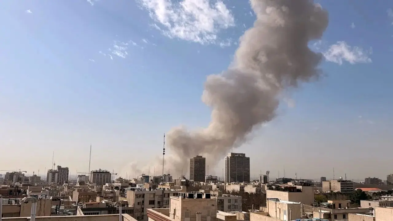 مآلات الصراع الإيراني في ظل تحولات المشهد الإقليمي استراتيجية «البديل» د. مصطفى عبد القادر.. أكاديمي واستاذ جامعي سوري مقيم في ألمانيا في منعطف تاريخي حرج يعيشه الشرق الأوسط، تبرز المسألة الإيرانية كعنصر حاسم في معادلات الأمن والاستقرار الإقليمي والدولي