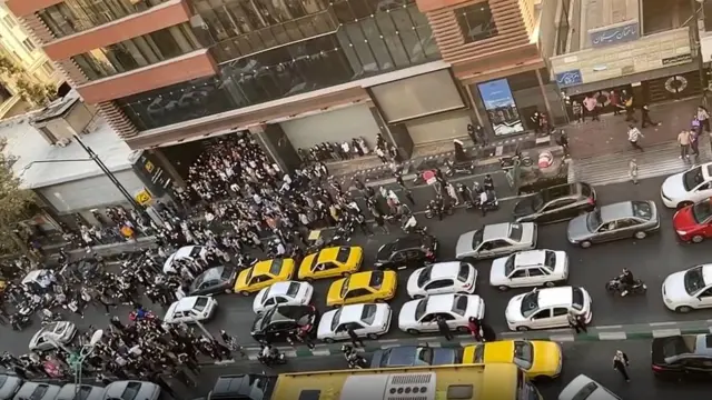 تصاعد الحراك المعارض يربك حسابات طهران د. سامي خاطر أكاديمي وأستاذ جامعي تشهد الساحة الإيرانية الداخلية تحولات ديناميكية متسارعة تعيد صياغة العلاقة بين السلطة الحاكمة وقوى المعارضة الميدانية