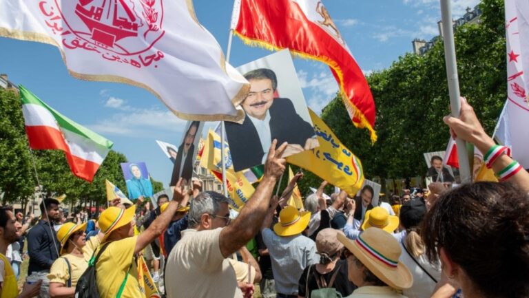 مونت كارلو الدولية: يوم إيراني عاصف بباريس مونت كارلو الدولية تحولت فعاليات “إيران الحرة 2026” في باريس، السبت، إلى مناسبة سياسية ودبلوماسية وحقوقية عكست التداخل