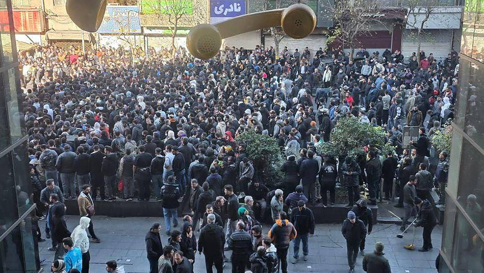لا لسرقة الثورة ولا للاستبداد: دماء يناير ترسم حدوداً دموية ضد نظام الملالي وبقايا الشاه عندما قطع نظام الملالي الإنترنت الدولي في 28 فبراير 2026 إثر استهداف مقرات الولي الفقيه واندلاع الحرب