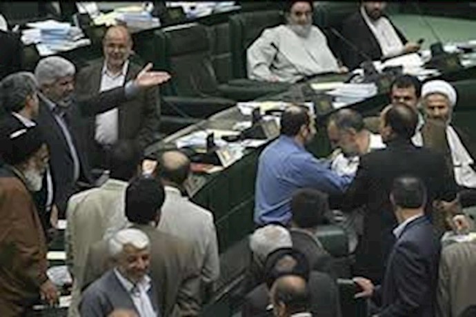صراع الأجنحة المحتدم داخل النظام الإيراني يعري أزمة رأس الحكم في تقرير سياسي يكشف حجم الانقسام والتصدع الهيكلي في أعلى هرم السلطة في طهران لعام 2026، يشهد النظام الإيراني حرب أجنحة طاحنة