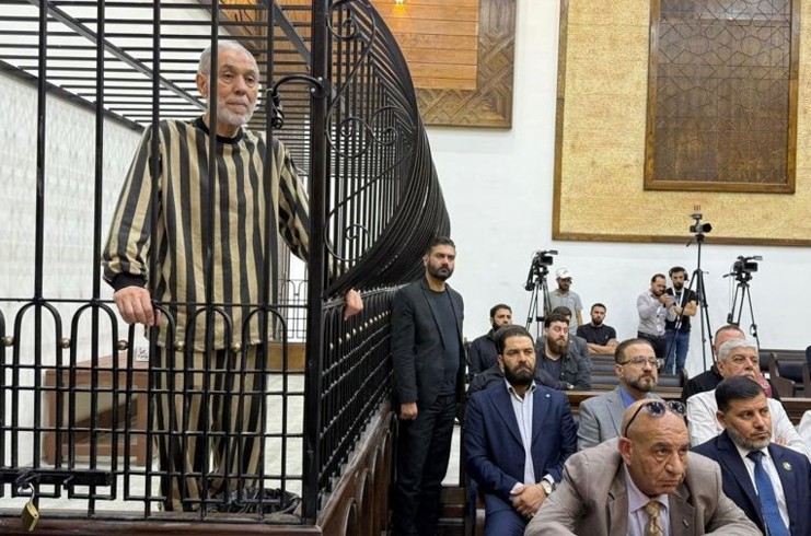 بدء محاكمة “مفتي البراميل” أحمد حسون في دمشق بتهم ارتكاب جرائم حرب والتحريض ضد أبناء الشعب السوري دمشق، سوريا – في خطوة تاريخية طال انتظارها على طريق تحقيق العدالة الانتقالية في سوريا، انطلقت في العاصمة دمشق