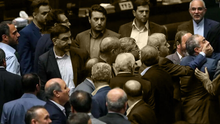مأزق جيوسياسي لنظام الملالي: الخوف من الانفجار الشعبي يمزق أجنحة السلطة تشهد أروقة نظام الملالي في هذه الأيام صراعاً داخلياً محموماً بلغت شظاياه تصفية حسابات علنية بين أجنحة السلطة المستبدة.