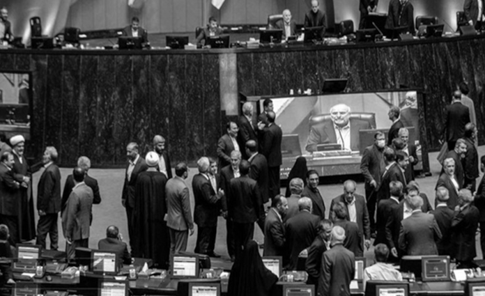 دعوة للوحدة القسرية تكشف رعب النظام من التآكل الداخلي بعد مرور أكثر من ثلاثة أشهر على انقضاء حرب الأربعين يوماً التي ضاعفت من الضغوط الدولية والانهيار المعيشي، لم يعد بإمكان نظام الملالي إخفاء