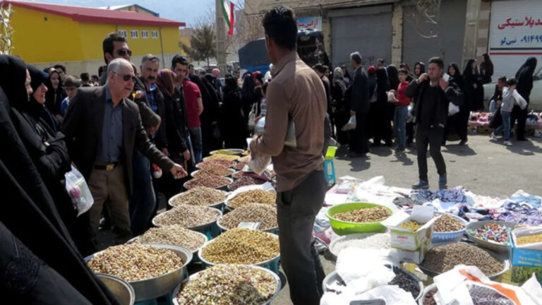 بركان الجوع في جغرافيا الانتفاضة: كردستان وكرمانشاه في طليعة مؤشرات البؤس والانهيار لم تعد أبواق نظام الملالي قادرة على إخفاء عمق الكارثة الاقتصادية المعيشية التي تطحن ملايين الإيرانيين؛ حيث اعترفت