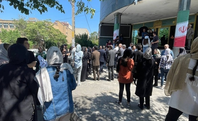 دماء يناير تزلزل الوعي السياسي للنظام: اعترافات علنية بالفشل وانقسام المجتمع لم تعد أزمة الشرعية التي تطوق عنق نظام الملالي مجرد استنتاج تحليلي، بل تحولت إلى حقيقة صارخة يتردد صداها علناً على لسان كبار رجالات النظام والوجوه التاريخية لبنيته الحاكمة.
