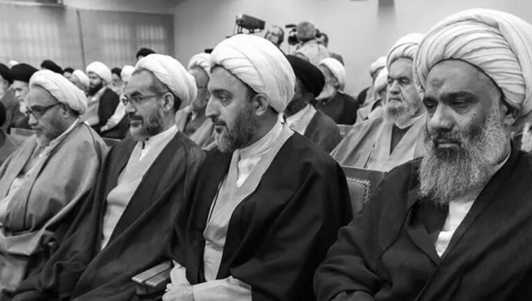 تصاعد الصراع داخل النظام الإيراني حول المفاوضات مع الولايات المتحدة.. بيانات متضاربة بين مجلس الخبراء والحوزة العلمية وهتافات ضد عراقجي تشهد أجنحة النظام الإيراني تصاعداً ملحوظاً