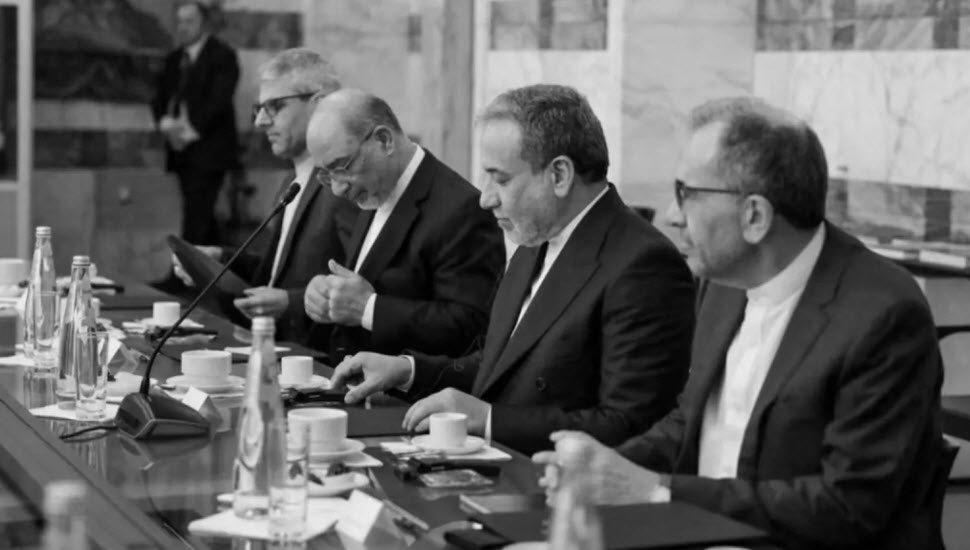 التهدئة مع واشنطن… مهلة مؤقتة أم بداية النهاية؟ مع دخول مذكرة التفاهم بين الولايات المتحدة والنظام الإيراني مرحلة التنفيذ، وبدء الحديث عن احتمال تخفيف العقوبات